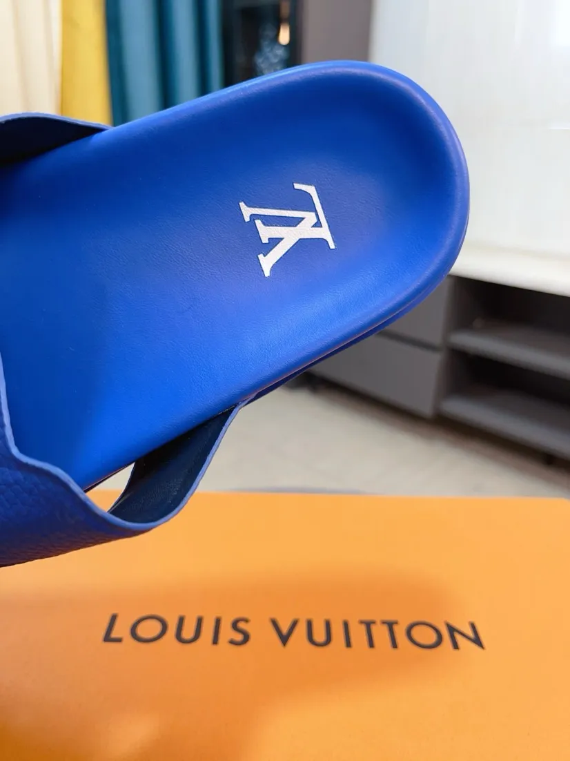 Men's shoes💰300🌹🌹【LV】Multi-color new men's slippers, original top-quality version, original special cowhide with pebbled embossing➕sheepskin on the inner and side, non-slip combination sole, more stable walking, more comfortable and lightweight, high-end and generous, size: 38~44